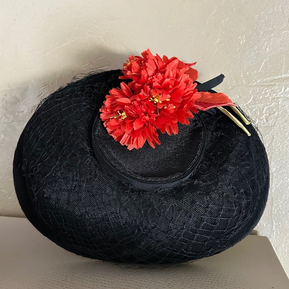 HEAVENLY 1950s\' BLACK STRAW CARTWHEEL HAT + VEILING + RED FABRIC FLOWERS